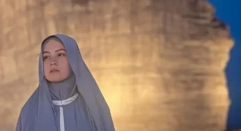 Kimberly Ryder Tampil Anggun Berhijab di Al-Ula