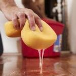 Tips Ampuh Bersihkan Lantai Dapur Lengket dan Berminyak
