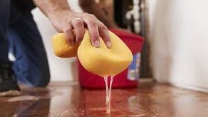 Tips Ampuh Bersihkan Lantai Dapur Lengket dan Berminyak