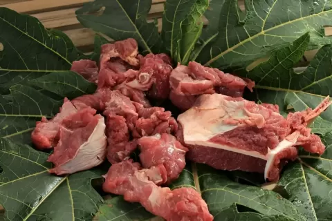 Hilangkan Bau Prengus Daging Kambing dengan Daun Pepaya